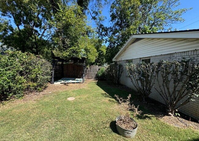 Building Photo - 2213 White Ave