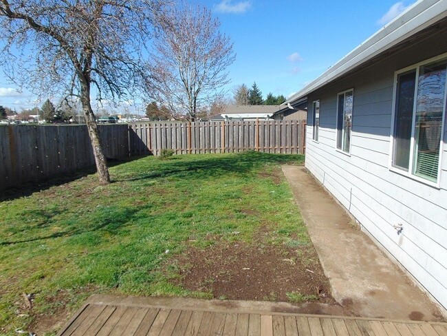 Building Photo - Enjoy Easy Living in Cascade Park with a Private Fenced Backyard