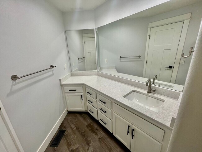 Building Photo - Beautifully Remodeled 3bd/2bath Hillsboro ...