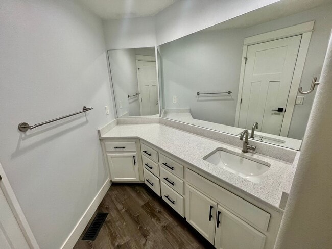 Building Photo - Light and Bright 3bd/2bath Hillsboro Home ...