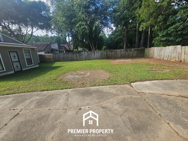 Building Photo - Move-In Ready 3BR Gem in Memphis - Cozy Fireplace, Tile Dining & Private Yard