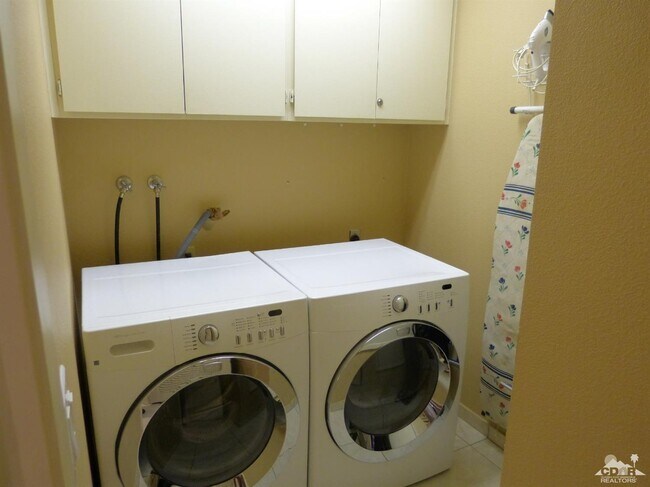 Building Photo - 221 Vista Royale Cir E