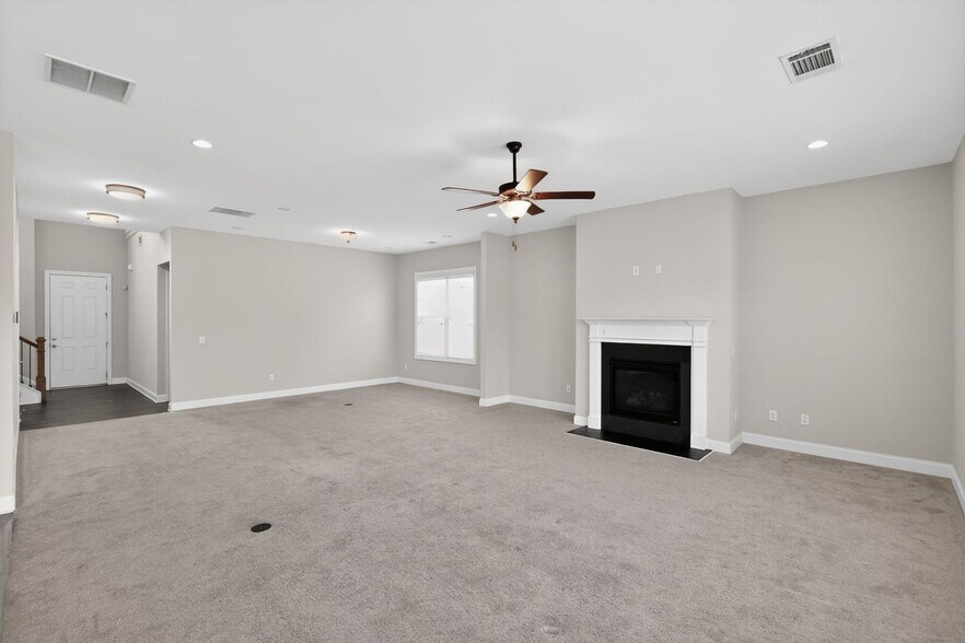 Building Photo - 3745 Crestland Ln