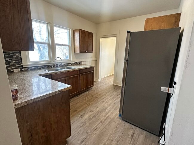 Building Photo - 906 B St