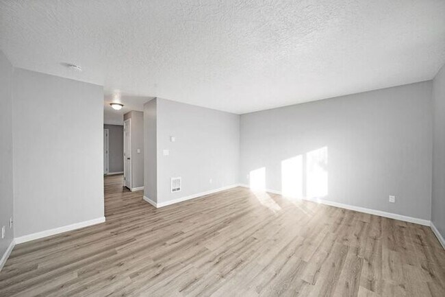 Building Photo - 2 bedroom unit. Pets OK! Lots of upgrades! Full size washer and dryer in unit!!