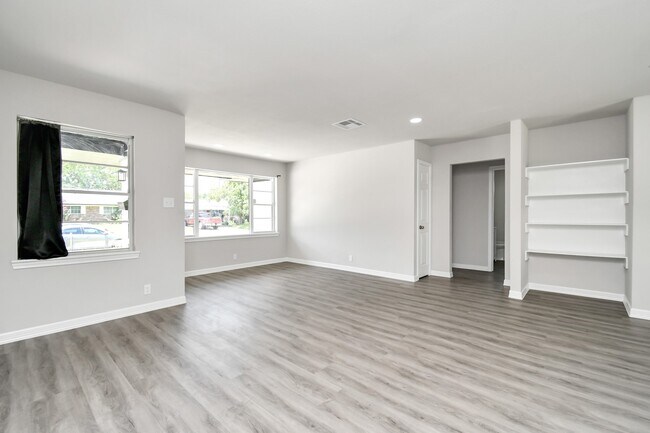 Building Photo - 638 Spell St