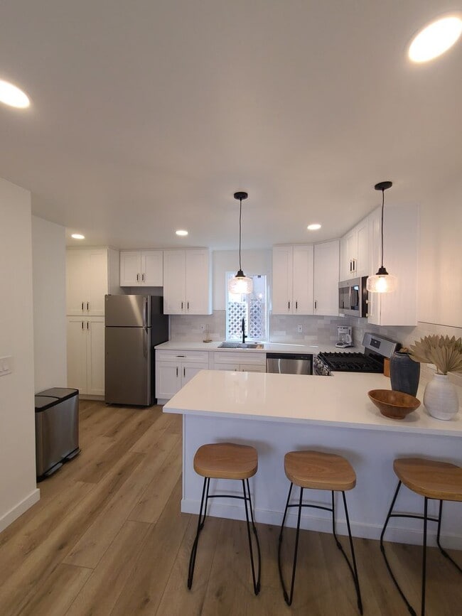 Building Photo - Newly remodeled and fully "furnished" 1 be...