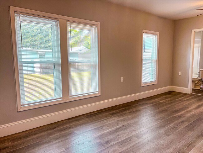 Building Photo - Charming Home in the Heart of Downtown Kis...