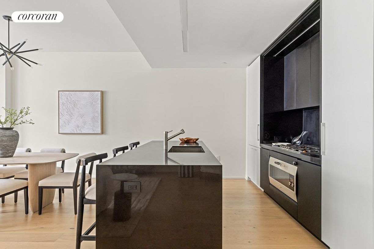 Building Photo - 121 E 22nd St