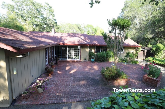Building Photo - Santa Rosa: 3 bedroom, 2 1/2 bath Home wit...