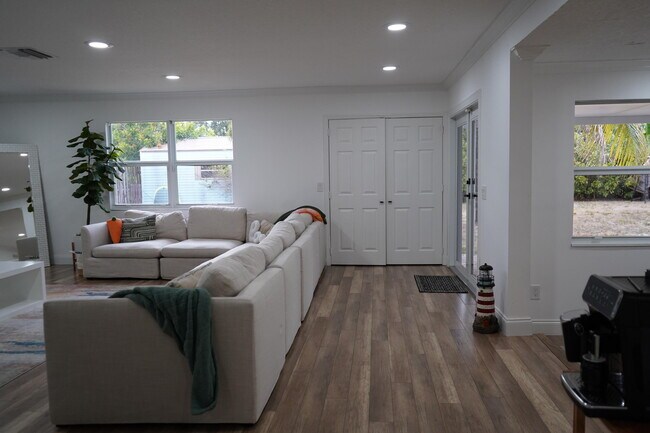 Building Photo - 7131 Oakmont Dr