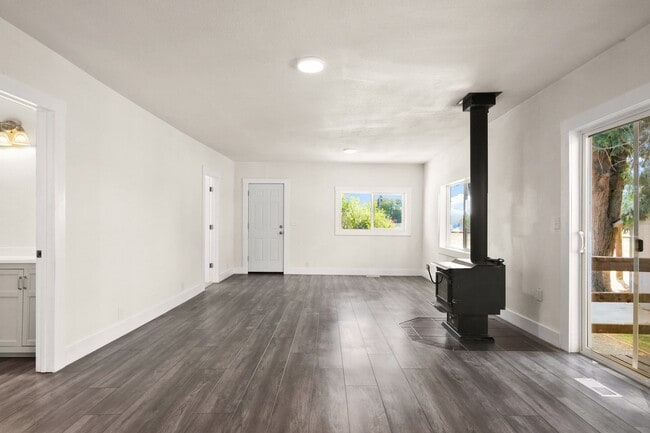 Building Photo - Lovely Remodeled 3 Bedroom, 2 Bath Large Corner Lot in Canby