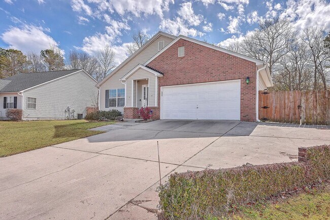 Building Photo - Spacious Living in Goose Creek