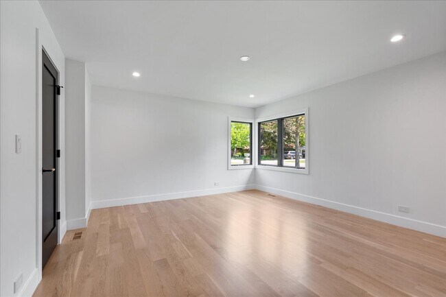 Building Photo - 6600 N Kenton Ave