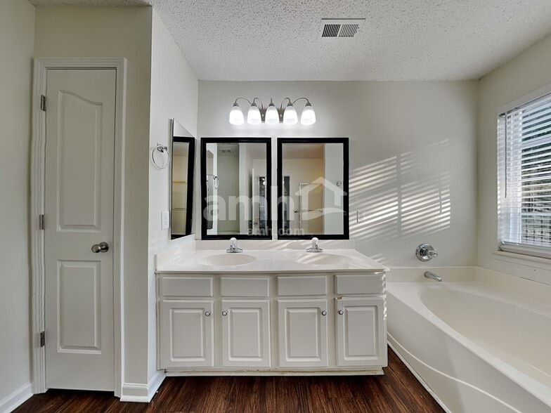 Building Photo - 11202 Livingston Mill Rd