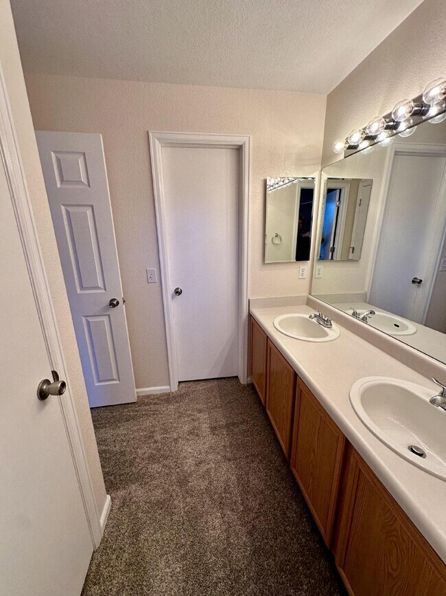 Building Photo - Stylish 2 bedroom Townhome end unit w/Loft 80923