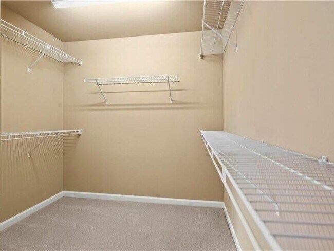 Building Photo - 2080 Vistoria Dr