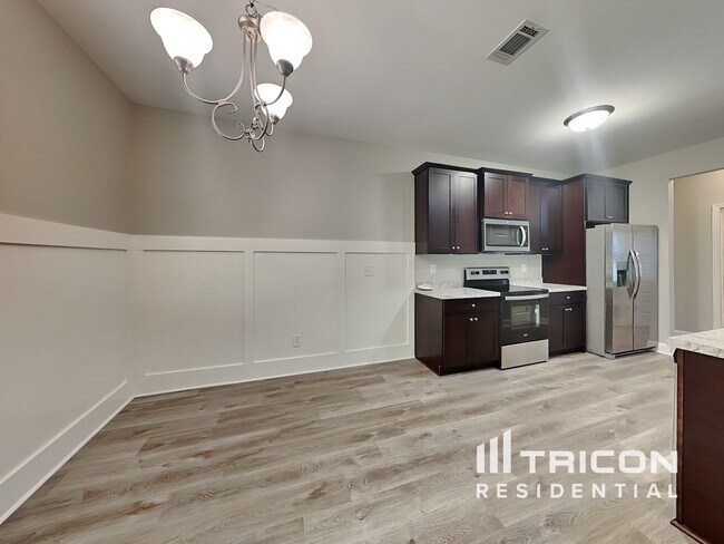 Building Photo - 517 Knollwood