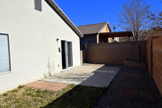 Building Photo - VISTA DEL NORTE 2 bedroom 2 bath 2/CG