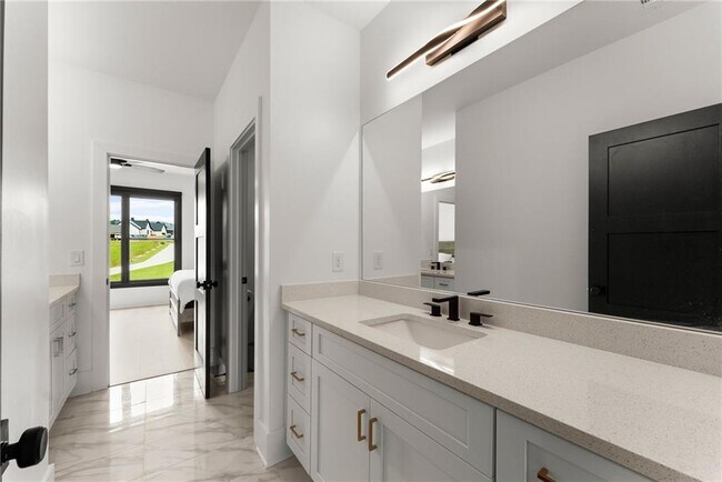 Building Photo - 151 S Pointe Dr