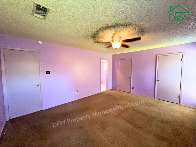 Building Photo - Spacious 3-Bed / 2-Bath Home with Large Fenced Backyard in Quiet Benbrook Neighborhood