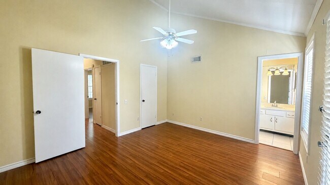 Building Photo - 11710 Southlake Dr