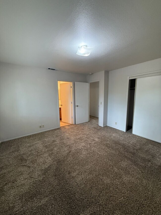 Building Photo - Beautiful 3 Bed, 2 Bath Home in Prime Location