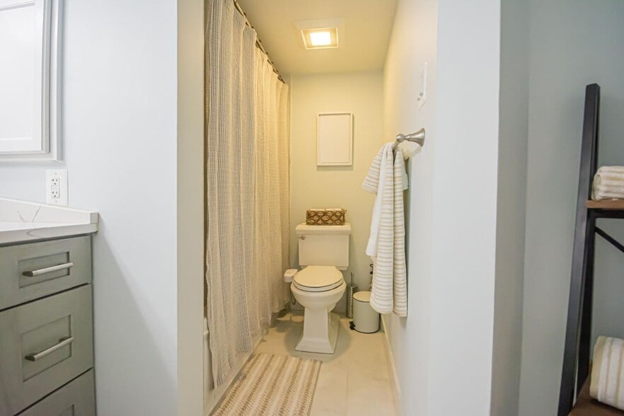 Building Photo - 1504 Lincoln Way