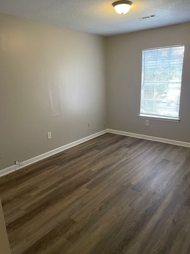 Building Photo - Remodeled 3 bedroom 2 bath