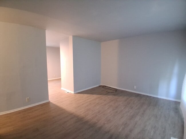 Building Photo - 804 Knollcrest Dr