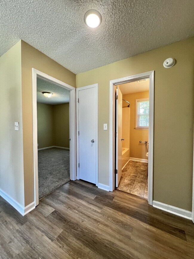 Building Photo - 562 Jacquie Dr