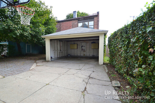 Building Photo - Spacious 2BR/1BA Apartment with Vaulted Ce...