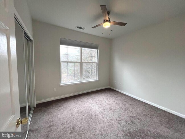 Building Photo - 5000 Hollington Dr