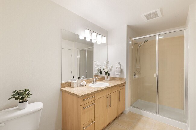 Building Photo - Spacious & Sunny Condo at Plant 51 in Down...