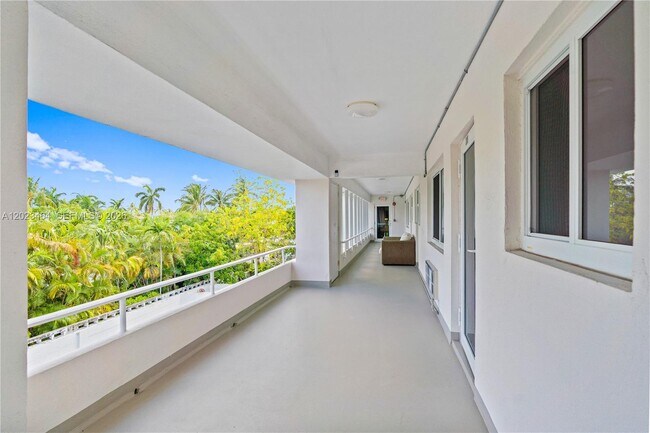 Building Photo - 10190 Collins Ave