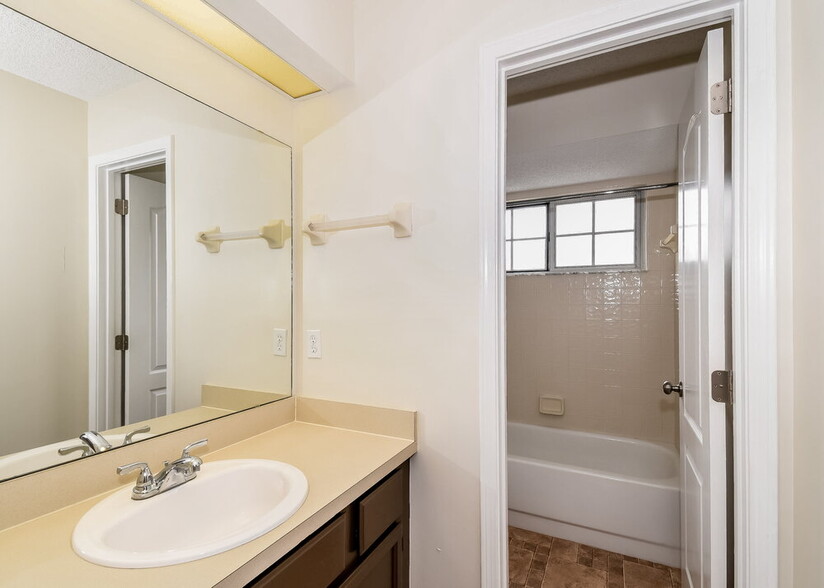 Building Photo - 9591 Sugar Hollow Ln