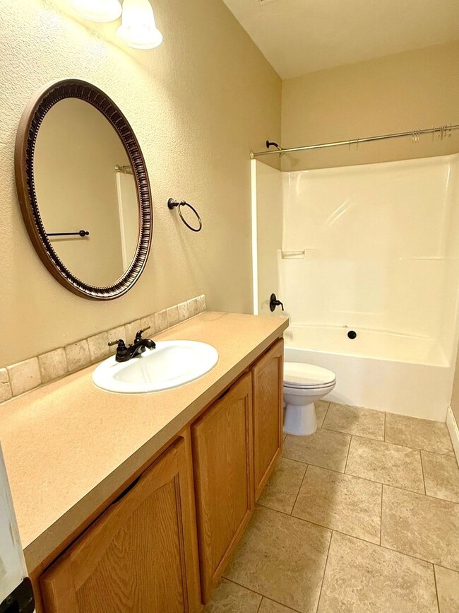 Building Photo - Gorgeous 1 level