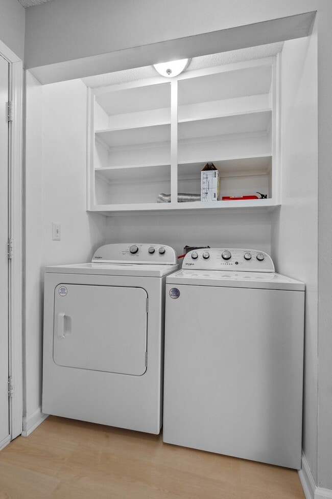 Building Photo - Modern 3-Bed, 2.5-Bath Apartment with Granite Kitchen & New Appliances!