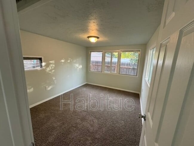 Building Photo - 2318 W Targee St