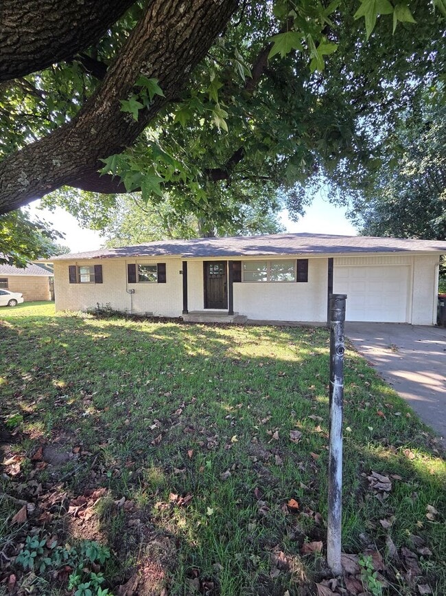 Building Photo - MUST SEE CHARMING HOME!