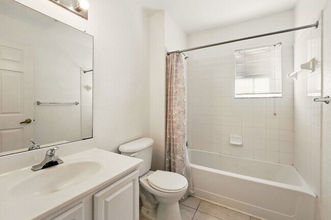 Building Photo - Charming and Spacious 4-Bedroom, 3-Bathroom Fully Furnished Townhome  in the Sought-After Venetia...