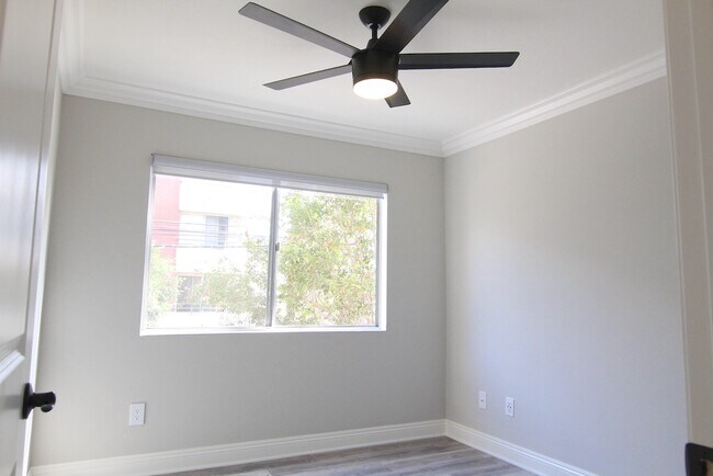 Building Photo - 1450 S Bundy Dr