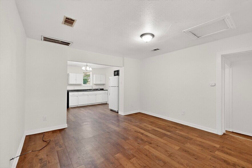 Building Photo - 5645 Santa Fe Ave