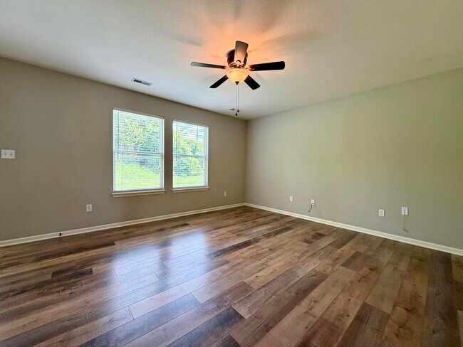 Building Photo - 1204 Louisville Dr