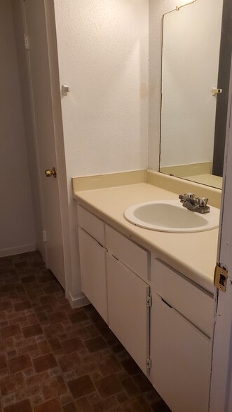Full Bath 1 - 15525 Weldon Dr