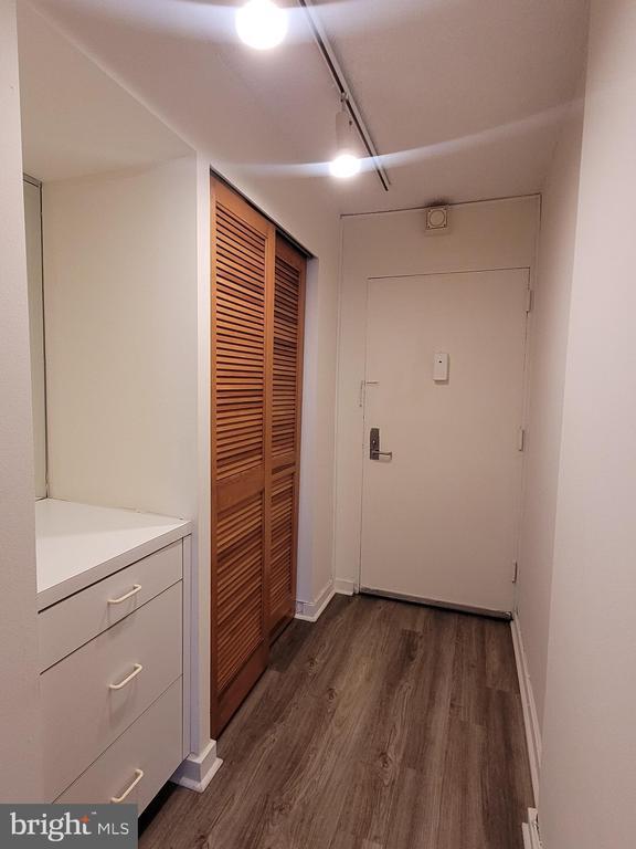 Building Photo - 604 S Washington Square