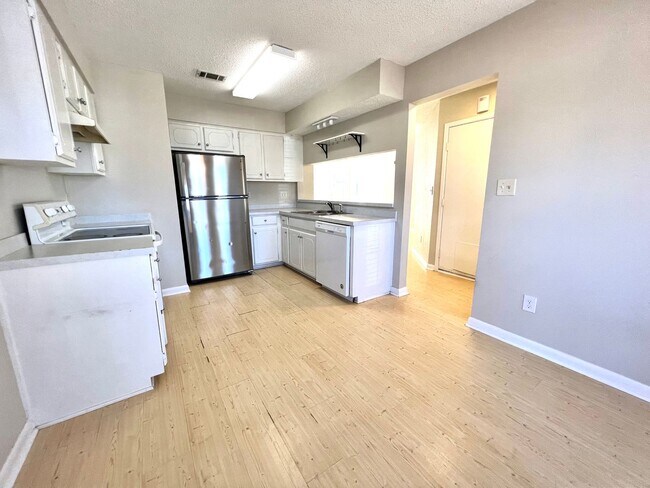 Building Photo - Charming home in Blue Pine Village!