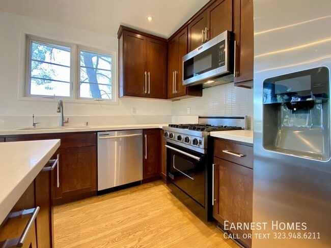 Building Photo - 2736 Hollyridge Dr