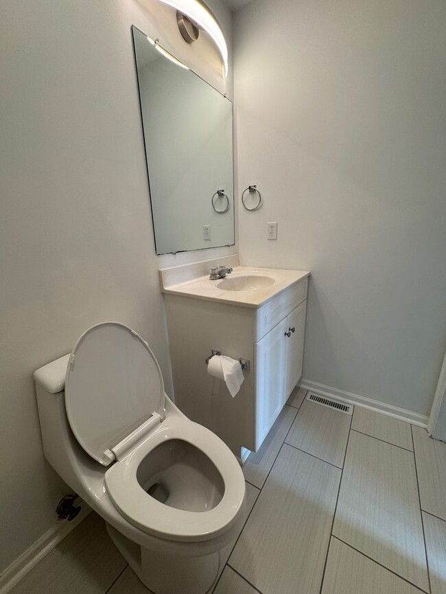 Building Photo - 3 Bedroom 2.5 Bath Townhouse with Full Unf...