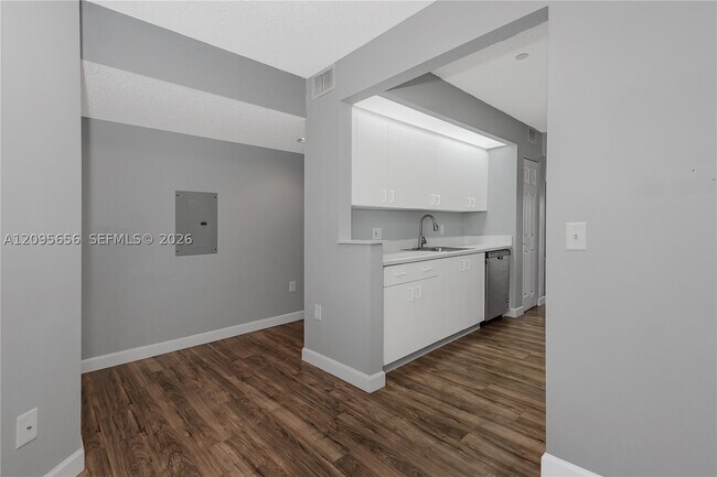 Building Photo - 550 SW 138th Ave